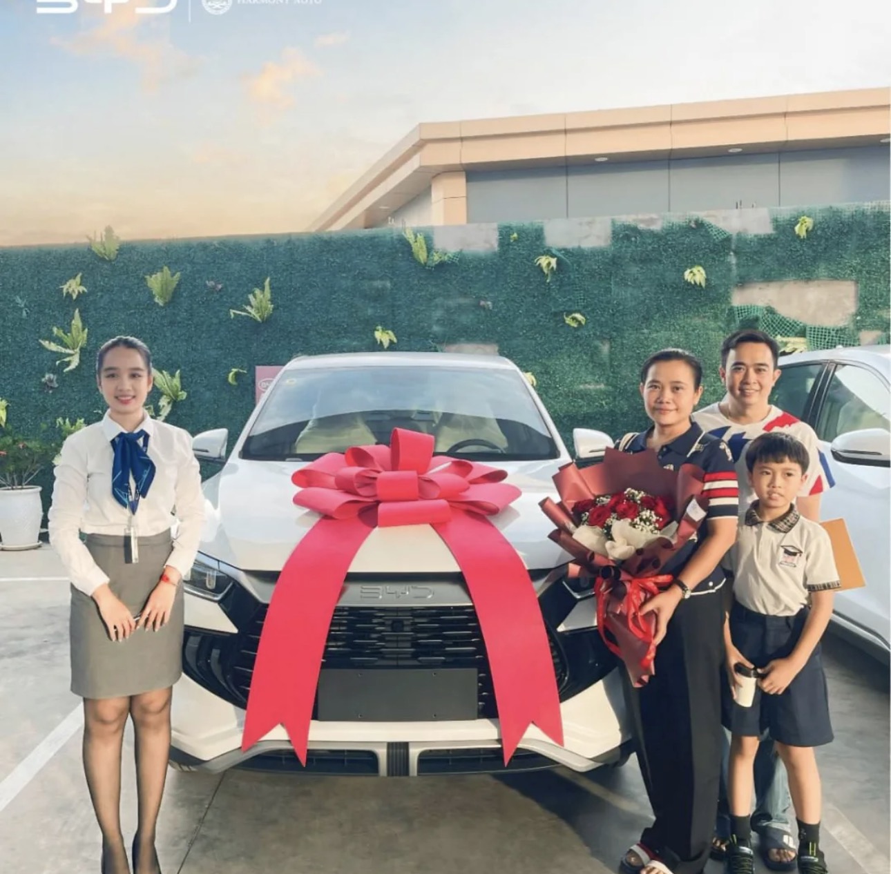 Group photo with BYD vehicles